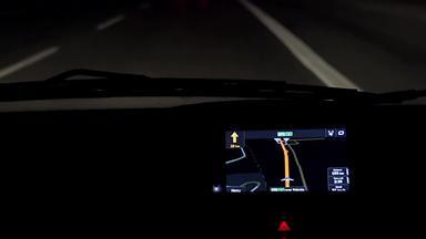 全球定位系统(gps)导航照明车开车晚上关闭导航屏幕显示路遵循智能手机导航设备